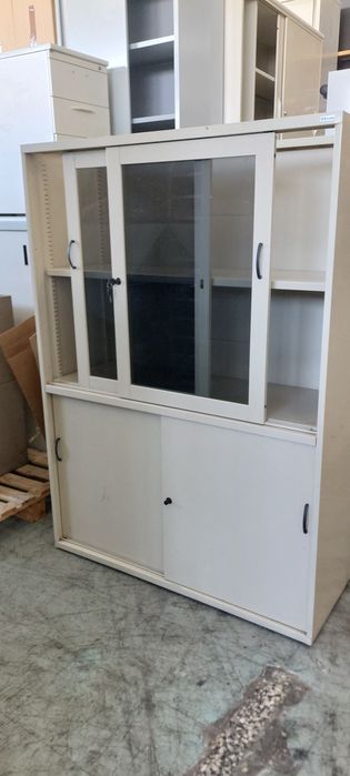 Armários metálico com portas  vidro e chapa