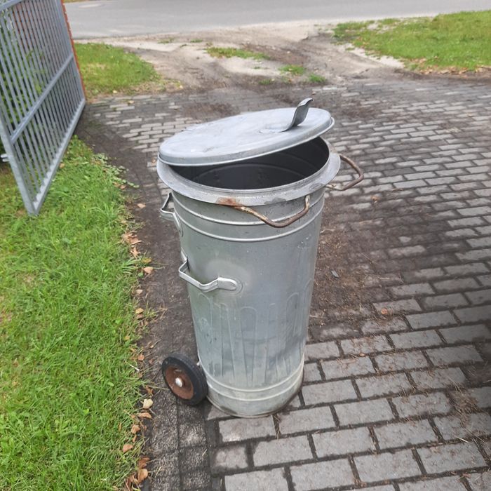 Kosz na smieci  pojemnik