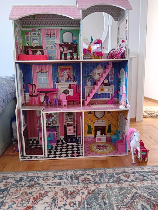 Duży domek dla lalek mebelki i 4 pojazdy koń i wózek. .