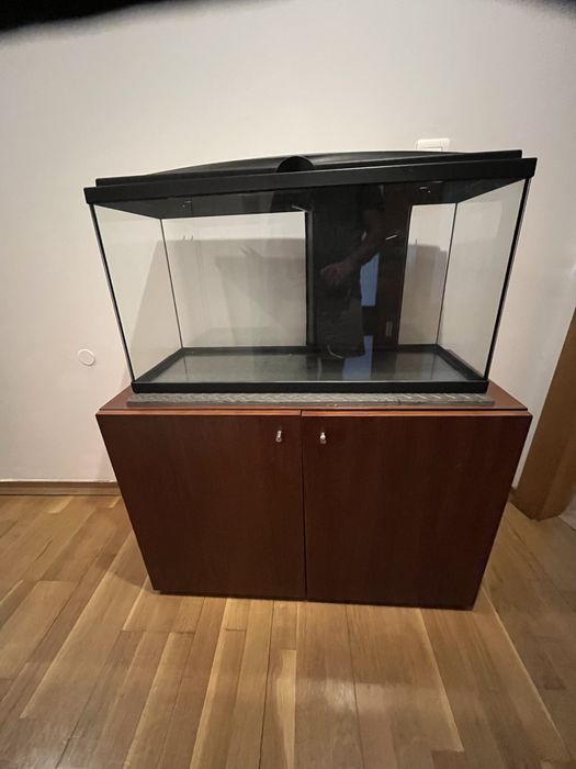 Aquário com acessórios, funcional e armário