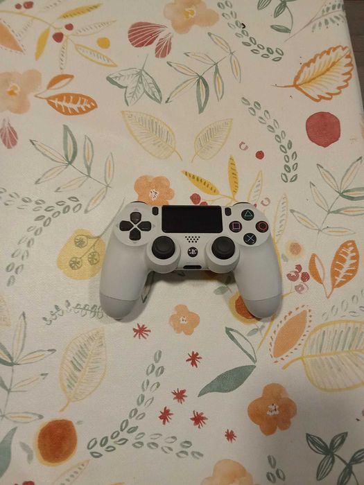 Vende se consola ps4 slim com comando