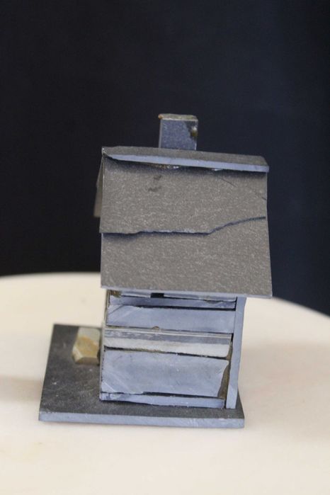 Pequena casa de xisto vintage em miniatura feita à mão, anos 90