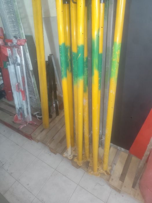 Vendo 8 escora de prumo, com medidas de 175 cm fechadas, e 300 cm de maximo