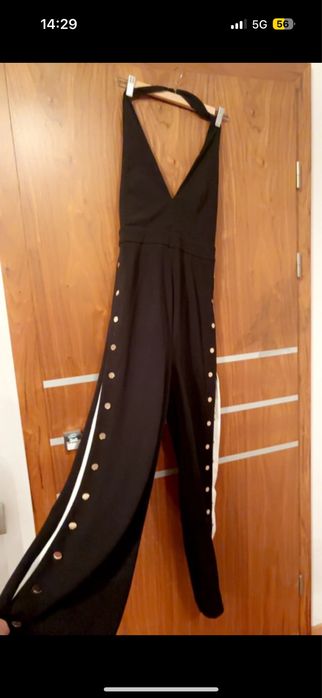 Kombinezon czarny z wycięciami na nogę Fashion Nova r.M