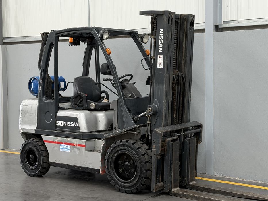 Empilhador Nissan 3000Kg - Gás
