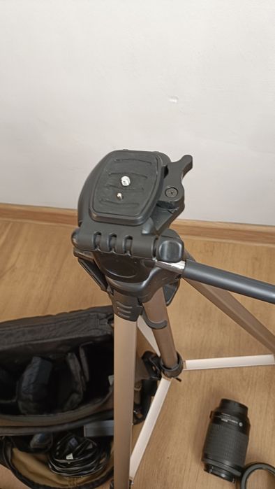 Nikon na statywie