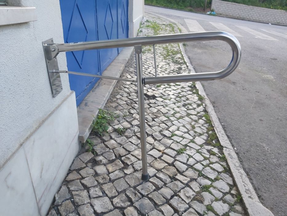 Barra de apoio rebativel reforçado com pé para WC deficientes.