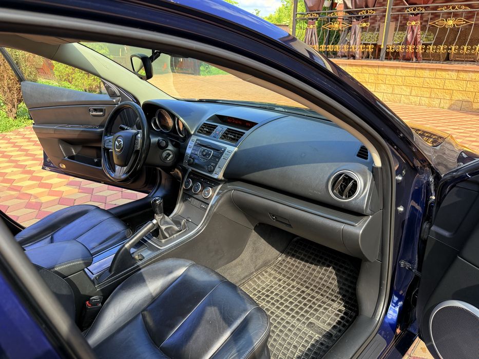 Продам свой  автомобиль MAZDA 6