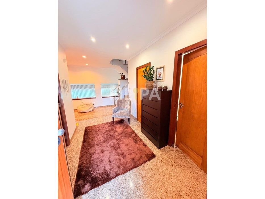 Moradia T5 com espaço exterior - Maia