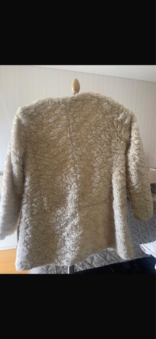 Casaco pêlo sintetico stradivarius quente/ confortável