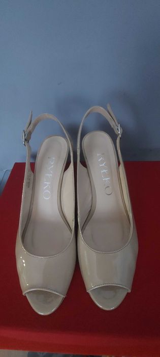 Beżowe sandałki RYŁKO! Wysoki połysk!! Jak nowe roz. 38