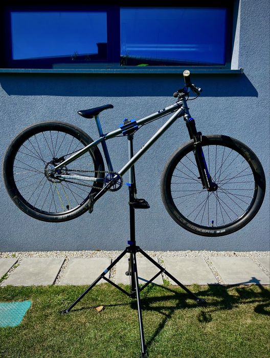 Rama YT DIRTLOVE + sztyca i siodło (gratis)