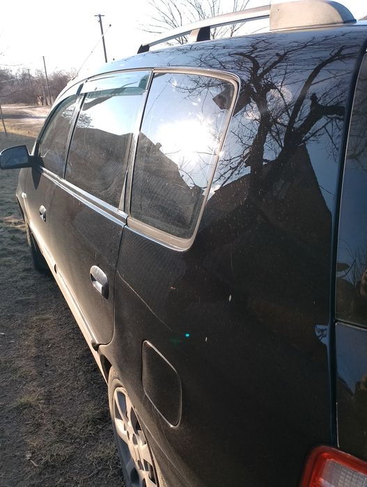 Автомобіль KIA Carens