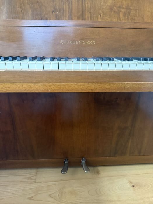 Pianino duńskie Knudsen & Søn – kompaktowe, świetne do nauki