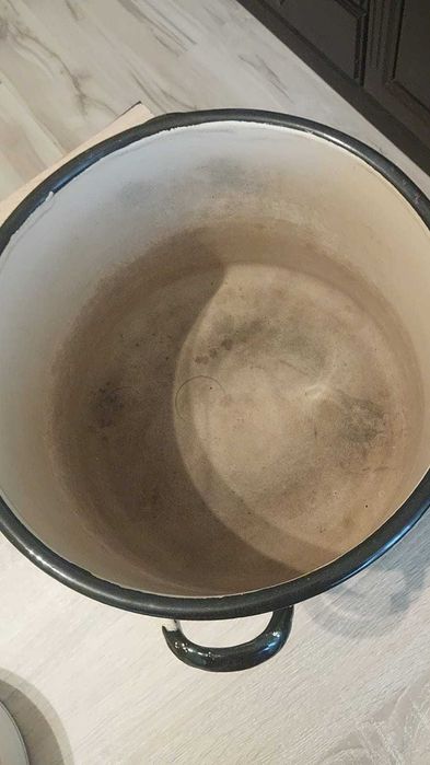 Trzy rozne garnki emaliowane z okresu prl. Vintage