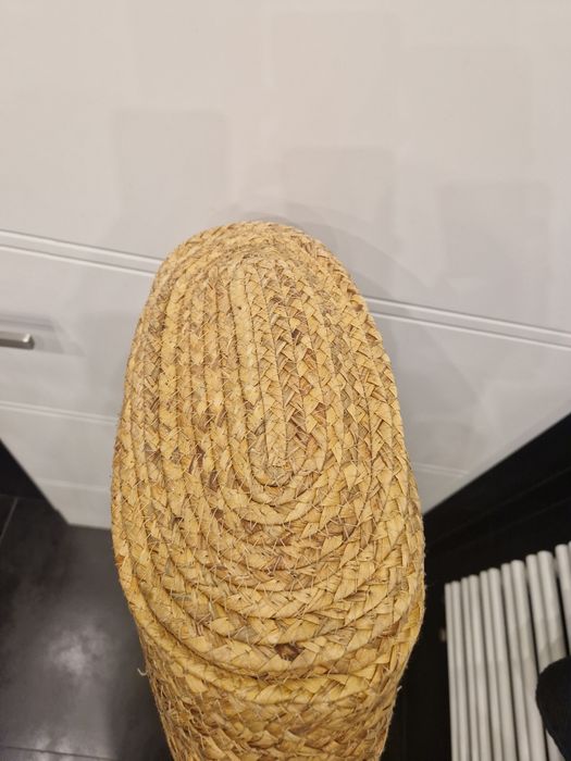 Solidna słomkowa torba plażowa Bershka z uchwytami łańcuchami.