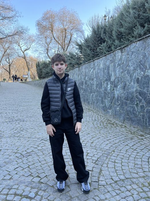 Модные чёрные джинсы