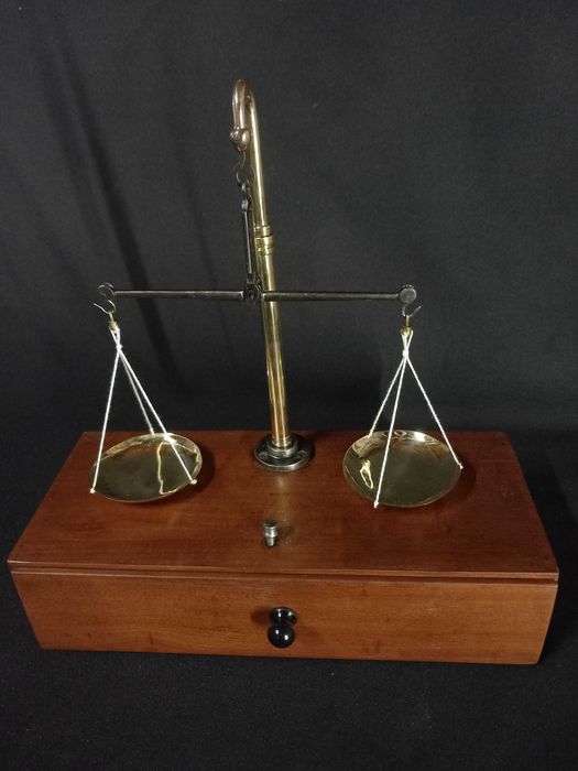 Balança - De precisão em caixa de madeira que foi limpa e encerada