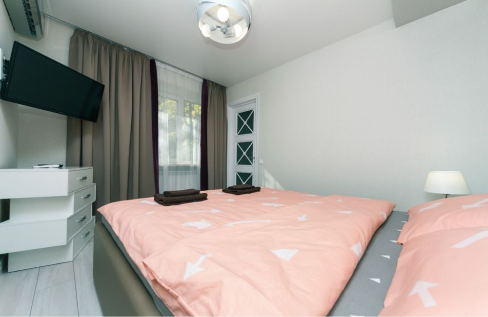 Посуточно, двухкомнатная  , центр , Гуливер , бульвар Леси Украинки 10