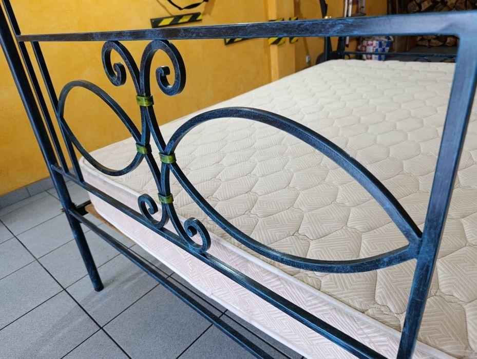 Cama de casal em Ferro