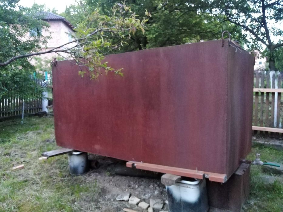 Бак для господарських потреб.