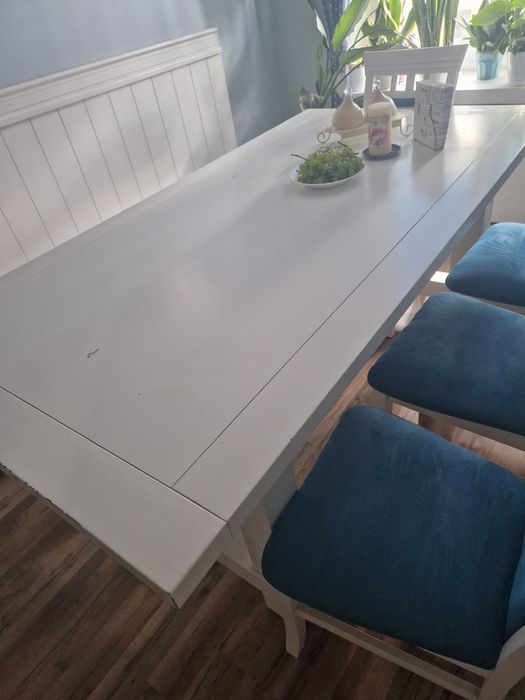 Duży biały stół,  stylizowany