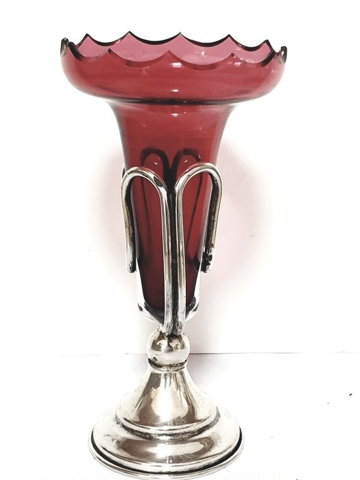 Antiga jarra solitária c. armação em prata artística e vidro cranberry