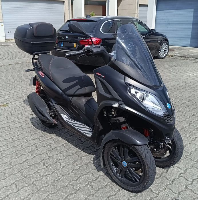 Piaggio MP3  hpe deep black edition