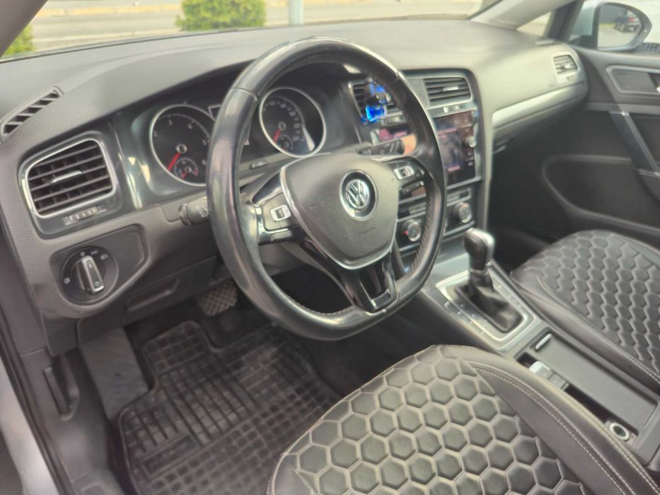 Автомобіль Volkswagen Golf