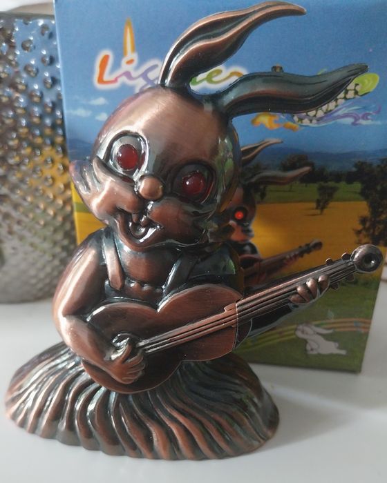 zapalniczka królik z gitarą