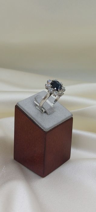Złoty pierścionek z szafirem i diamentami.