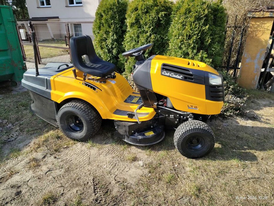 Kosiarka - Traktor ogrodowy Cub Cadet LT2 NR92 z koszem i przyczepką