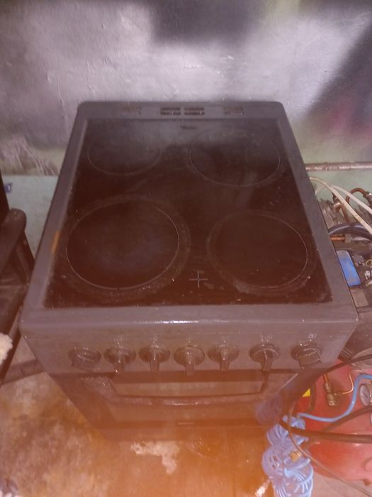 Продам электро печку с духовкой индукцыонная.