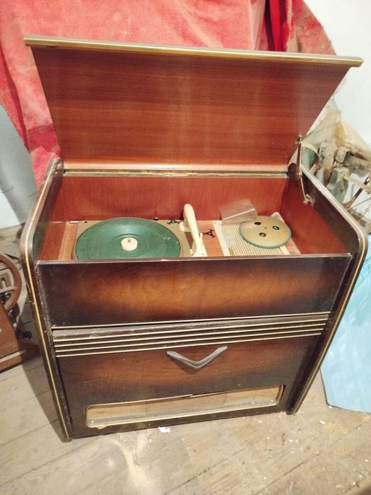 Vendo Móvel Vintage"Loewe Opta" Rádio/Gira discos