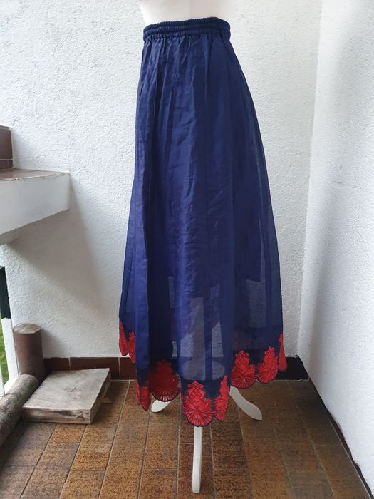 Granatowa rozkloszowana spódnica z haftem midaxi retro vintage