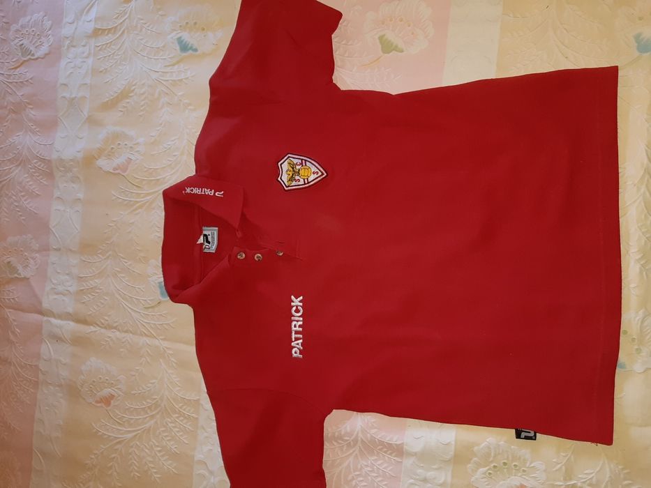 Polos do salgueiros com símbolo bordado