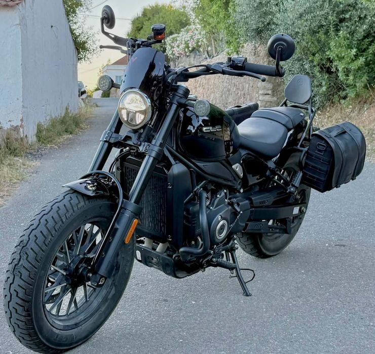 Moto com 2 anos garatiae muitos acessórios  extra