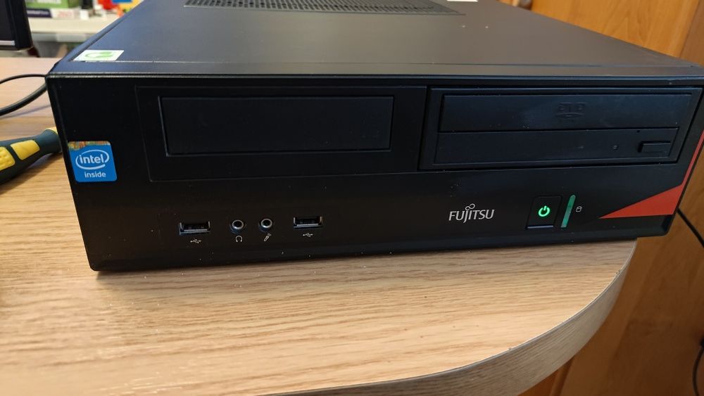 Komputer Fujitsu Esprimo E520 E85+ z monitorem