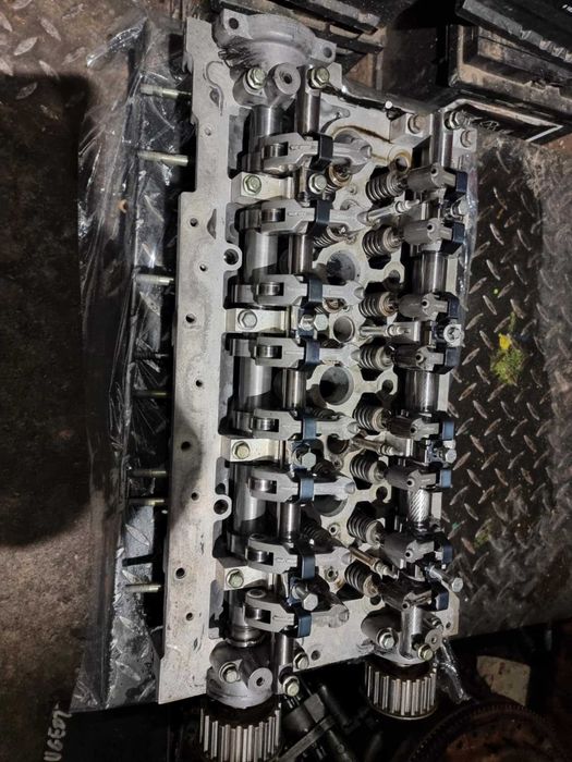 głowica kompletna z wałkami zaworami 2.5 Renault master opel movano