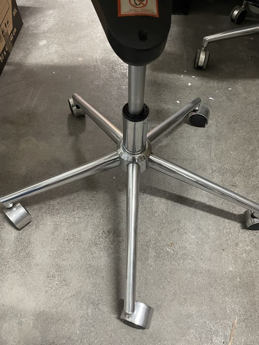 Cadeira escritorio design com rodas cromadas.