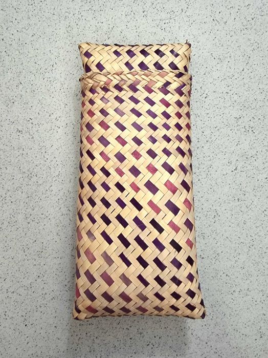 Bolsa pequena com padrão em tons de roxo/lilás