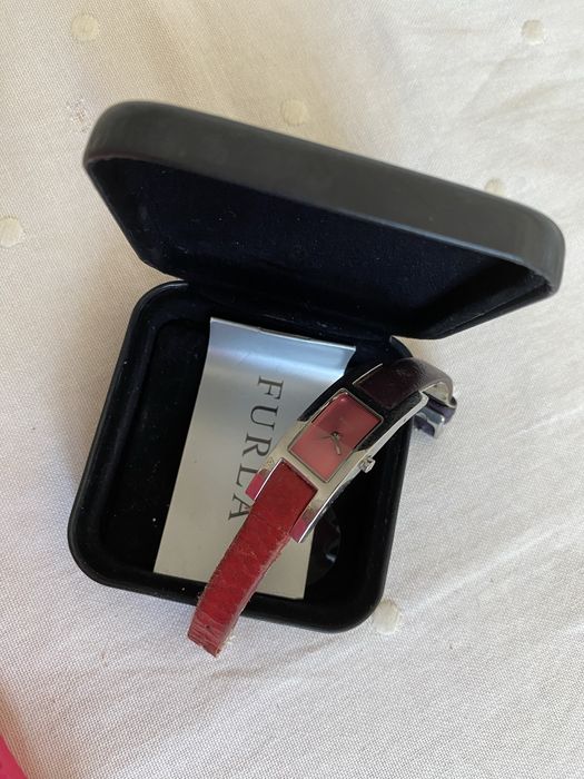 Relogio Furla com fundo rosa