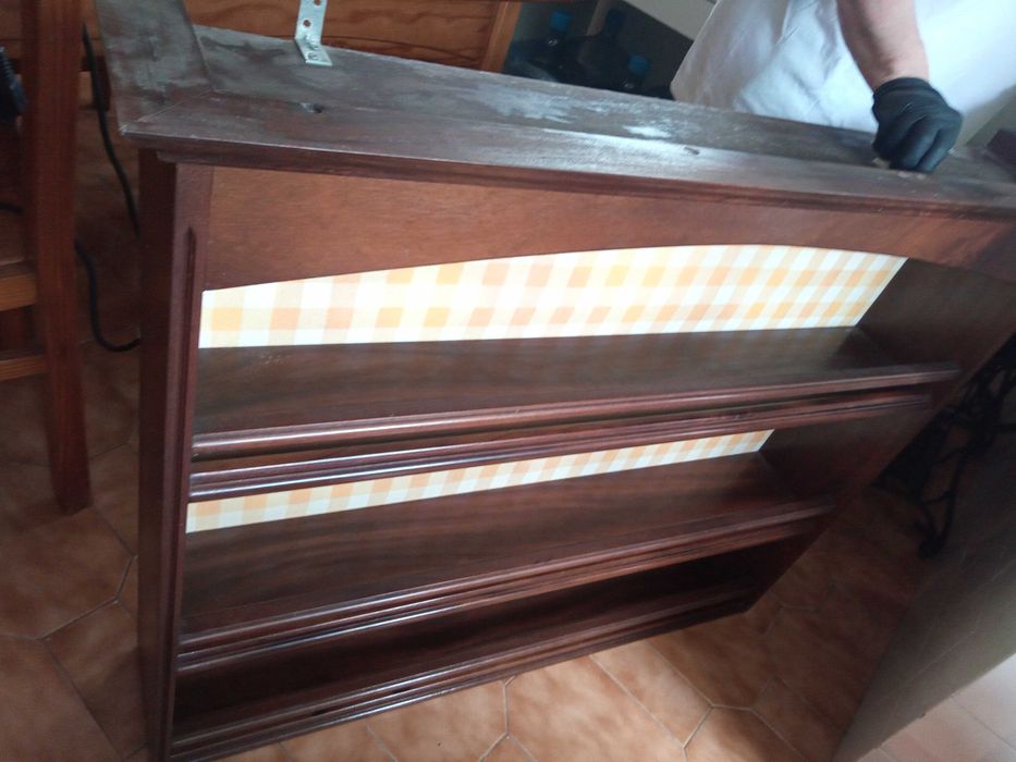 Escaparate de parede com fundo em tecido