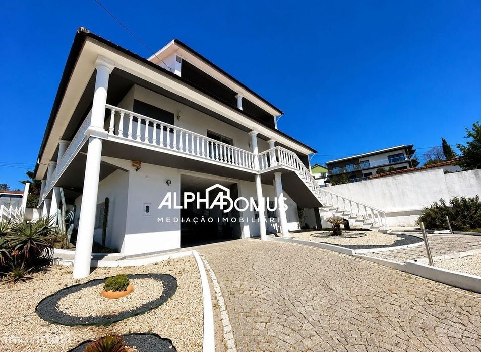Moradia T4 com Terreno de 900 m2 e Garagem em Andrinos, Leiria