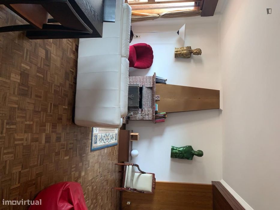Quarto - localizado em Lordelo do Ouro Porto