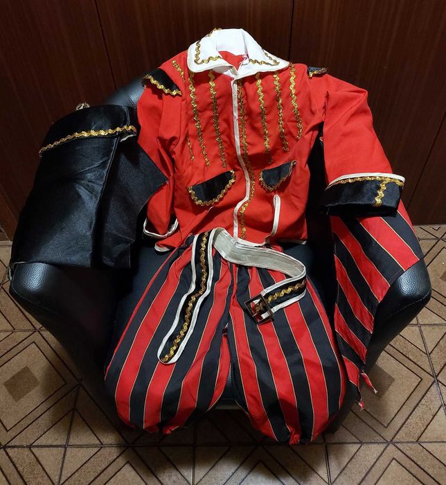 2 fatos, um de costureira VER DESCRIÇÃO. Desde 8€