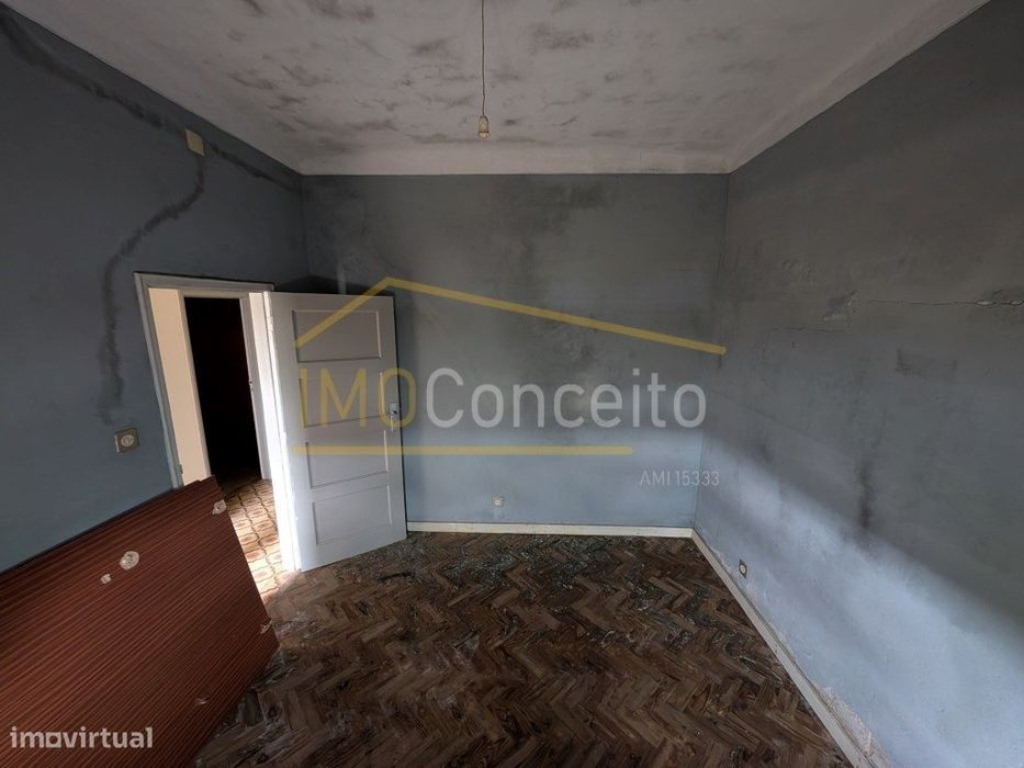 Moradia T3+ terreno + garagem para remodelação Assentis