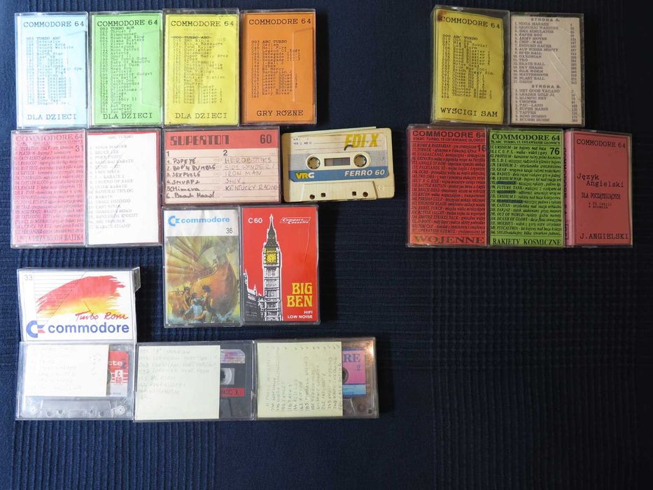 Zestaw 14 kaset z epoki dla Commodore C64, +5 pudełek z wkładkami zestawów