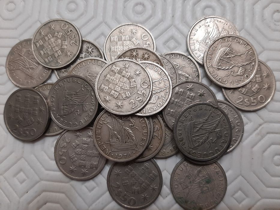 43 moedas de 2 escudos e cinquenta centavos,  década de 60, 70 e 80
