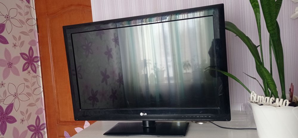 Телевізор працюючий 32 дюйми